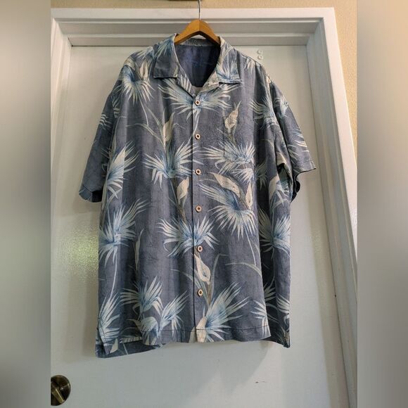 Tommy Bahama Silk Floral Calla Lily Hawaiian Print Button Up Shirt - Picture 2 of 5